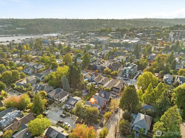 Aerial photo looking west. You can see Lake Union. Impressive 87 walk score and 89 bike score! Placing you only minutes away from the UW, Amazon, downtown and 520.