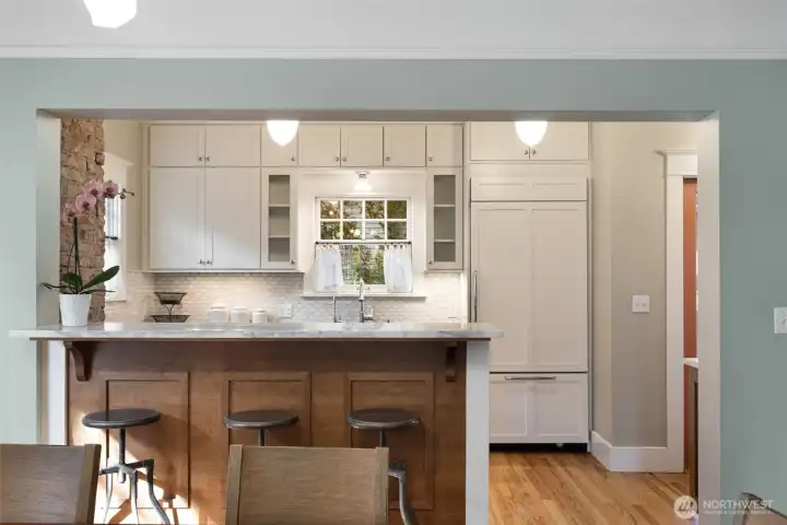 A kitchen eating bar offers options for more casual seating, or chatting with the cook.