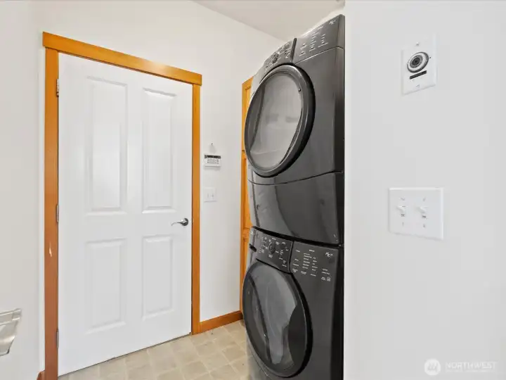 Stackable washer and dryer convey.