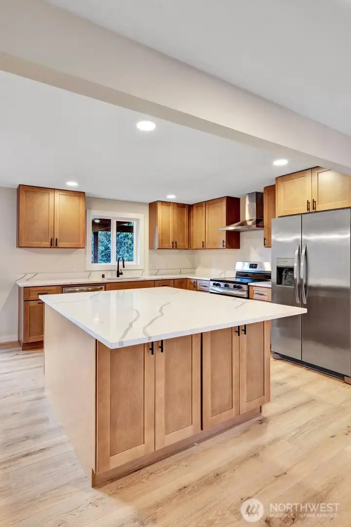 Even more storage on the other side of the island.