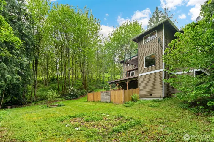 Nature abounds with deer grazing and eagles soaring ~ yet you're only 10 minutes or so to dining and shopping in Redmond. A few minutes more to Sammamish.