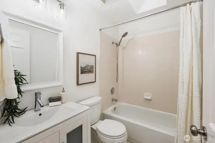 Upstairs full bathroom