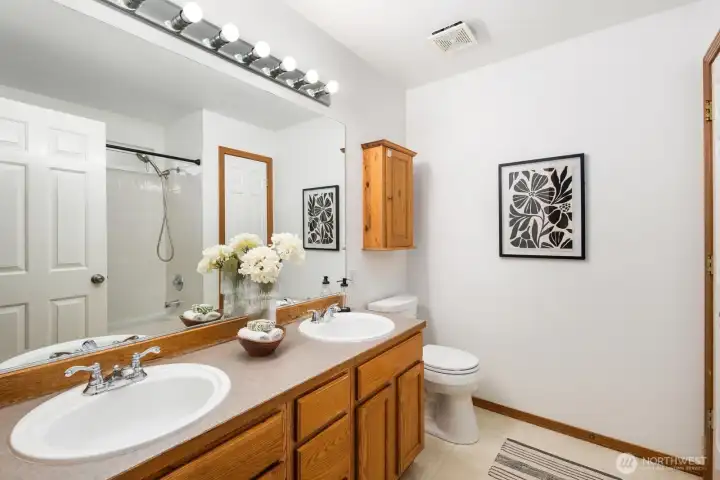 Primary bathroom en suite