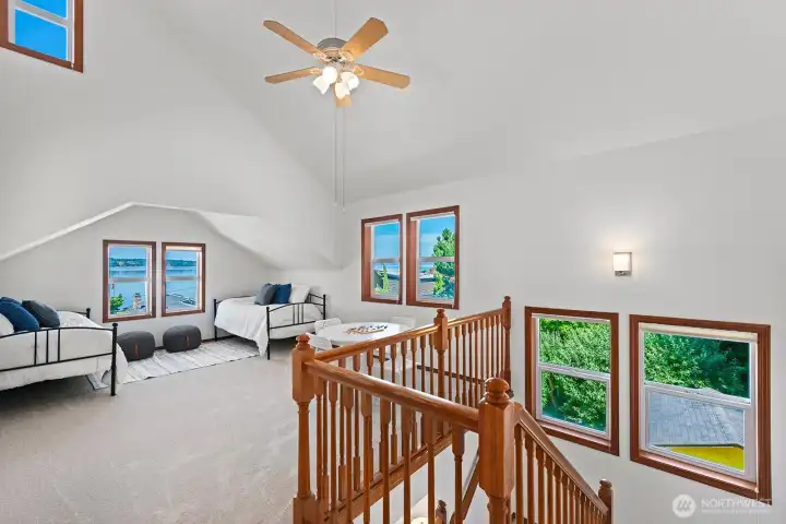 Large versatile loft for entertaining or additional sleeping space