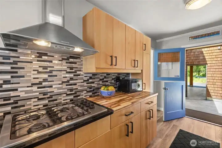 Notice the dutch door on the entry. Notice the dutch door on the entry.