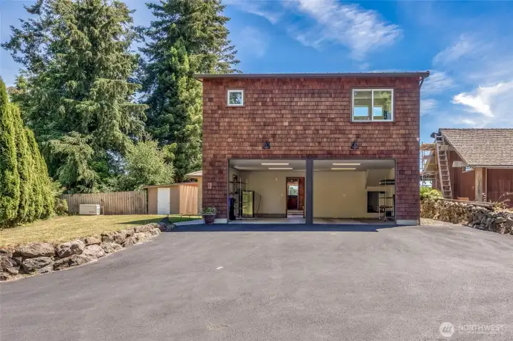 Asphalt driveway, Generac generator on left, plus a nice outbuilding providing plenty of storage space. Asphalt driveway, Generac generator on left, plus a nice outbuilding providing plenty of storage space.
