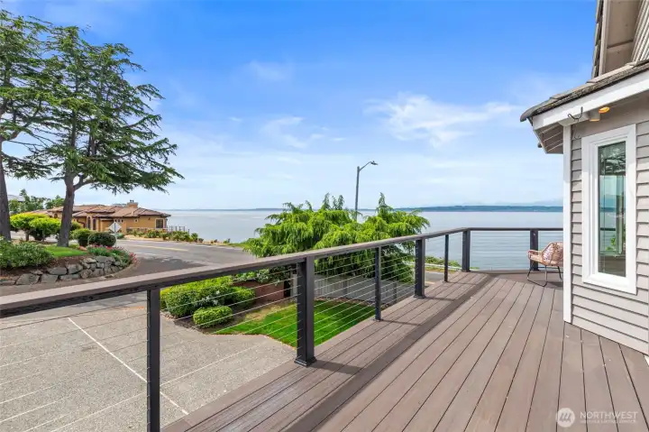 Plenty of room for an outdoor dining table or lawn chairs for sunbathing. *(facing South)