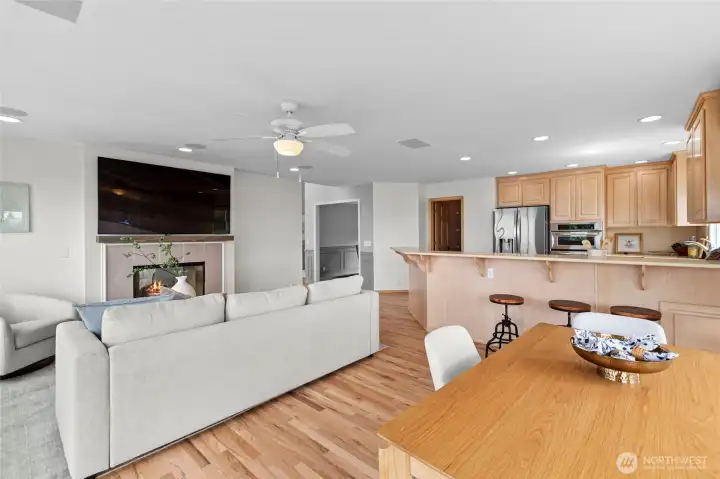 Open concept family room - ideal for entertaining, watching shows with the family while in the kitchen.