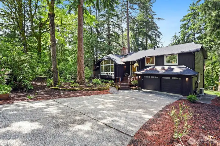 Huge driveway offers plenty of parking. Huge driveway offers plenty of parking.