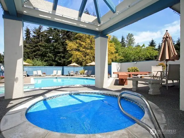 The spa is heated rear around for those joints that need attention.