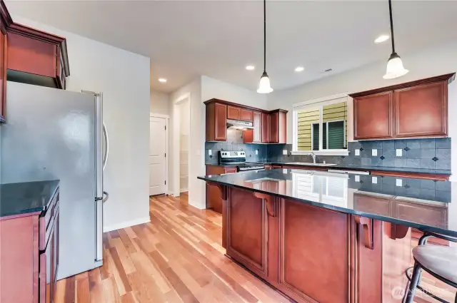 Enjoy cooking in this spacious kitchen~