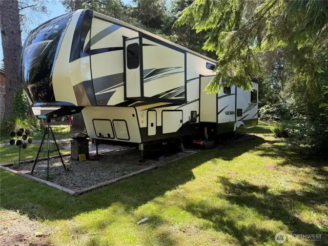 43' 5th Wheel trailer (2019) with all the amenities. Excellent condition. 4 Slide outs