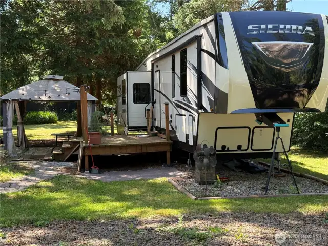Deck for the entry of the 5th Wheel.