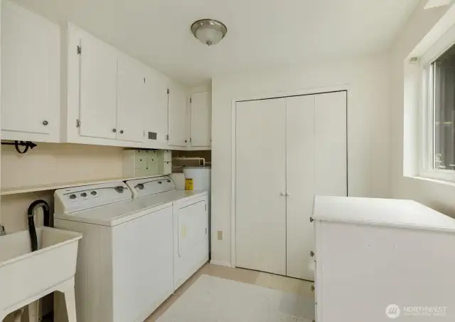 Laundry Room with Utility sink