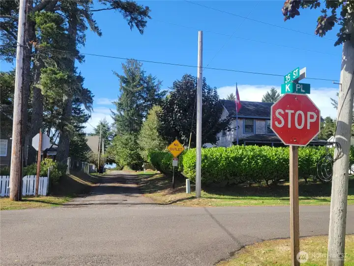 Close up of the continuation of 35th Street head west to the "Y' then stay left until you have to turn right onto driveway.
