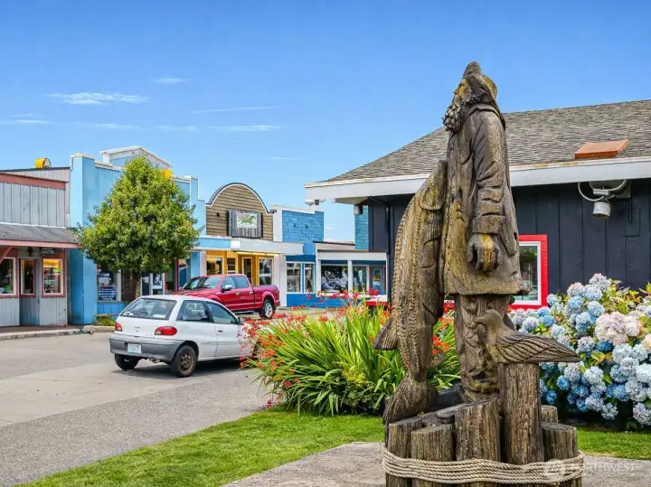 Near downtown Long Beach with shopping & restaurants.