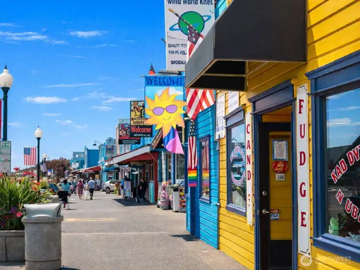 Near downtown Long Beach with shopping & restaurants.