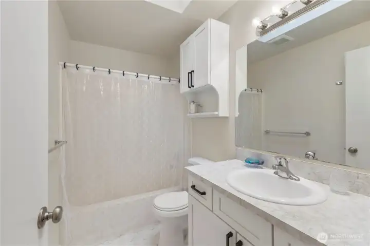 Upstairs full bathroom.