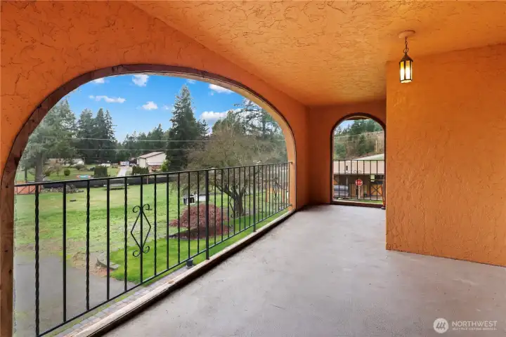 Your own private veranda with screens that are easy to remove in winter should you choose