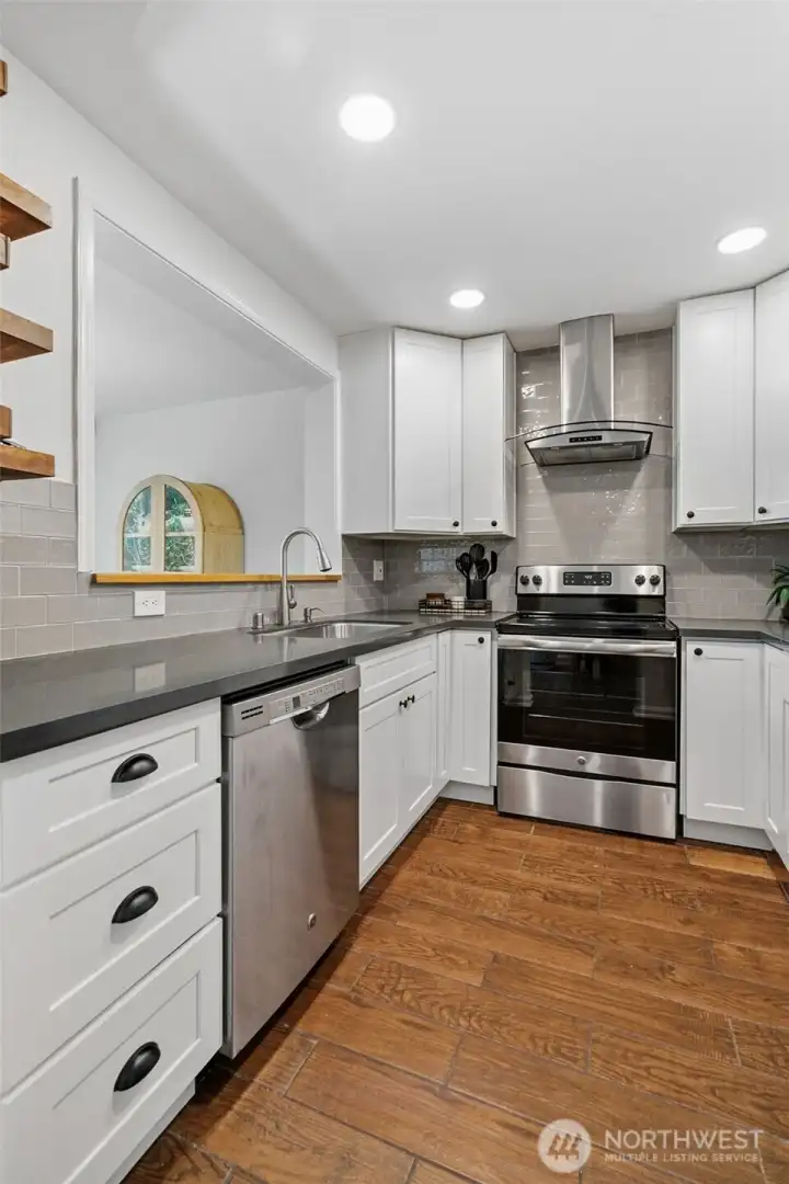 Kitchen w/ dining room pass through