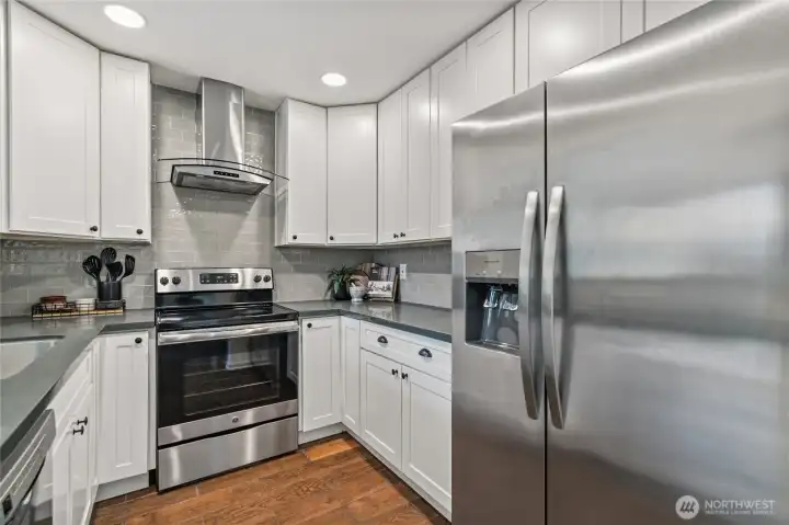 Lots of space with the "U" shape kitchen