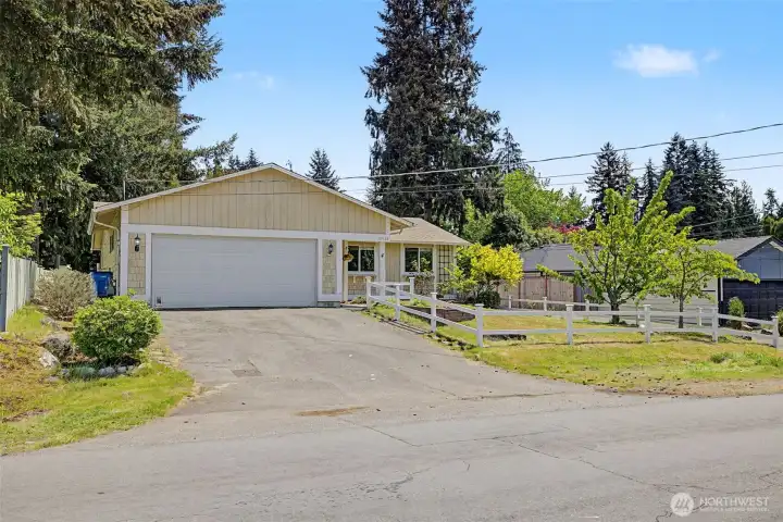 Darling 3 bedroom, 2 bath rambler in the heart of Shoreline/Edmonds area