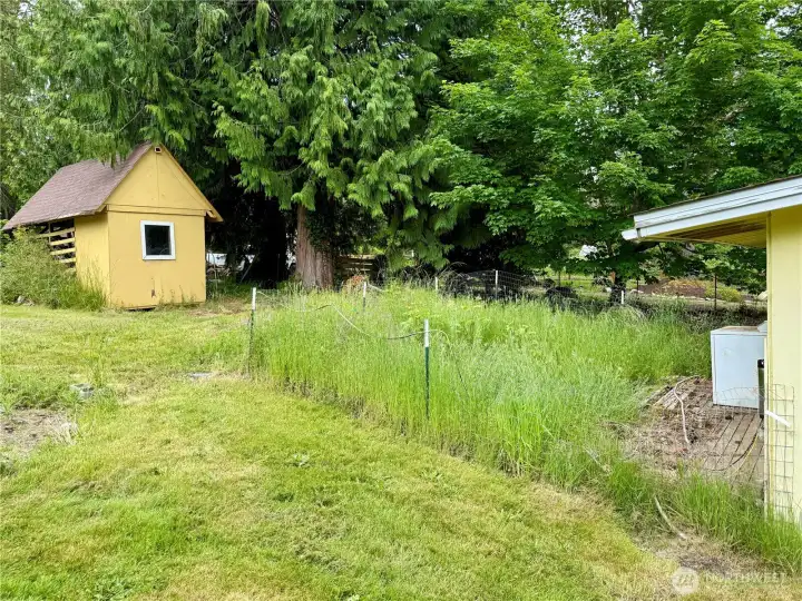 Outbuilding & garden space