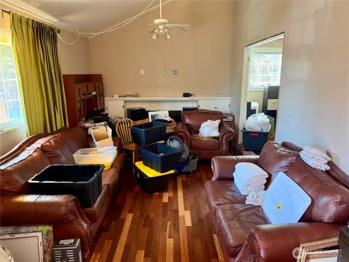 Living room w/fireplace and hardwood floors