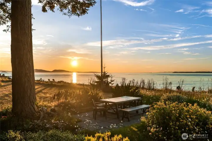 Dine with the sky, the sun, the sea, and the flowers