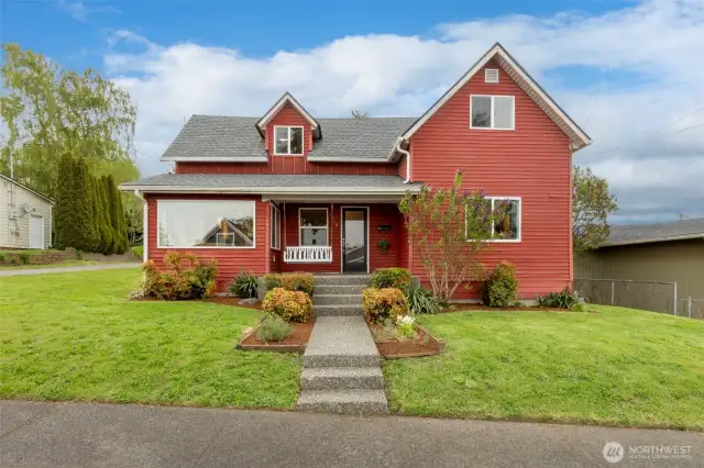 A classic beauty on an oversize lot in highly desirable Manette.