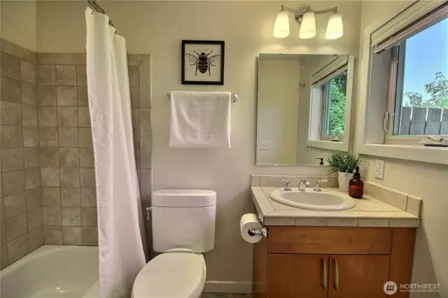 The full bath off the second bedroom.