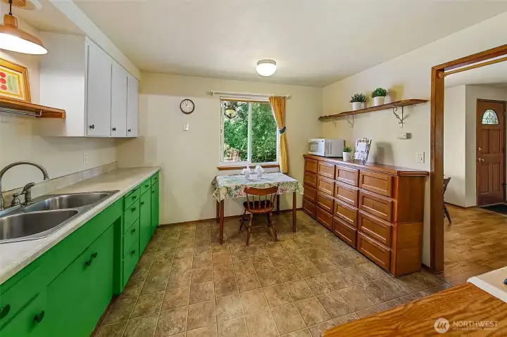 Eat-in kitchen space