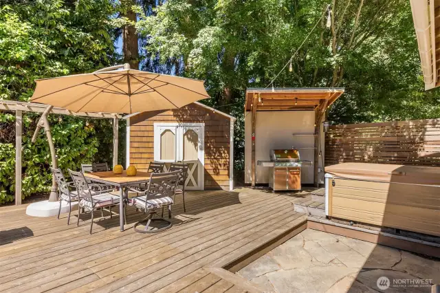 Hot tub is top of the line. Fully clean and serviced. The power bill is super low to keep this running. New 2020 “Hotspring” Limelite Collection hot tub.