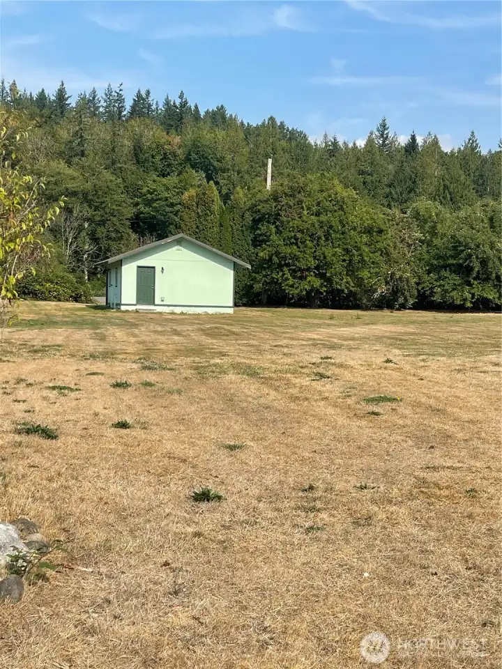 This is one of 5 shots of the side yard. He-She before you along 101