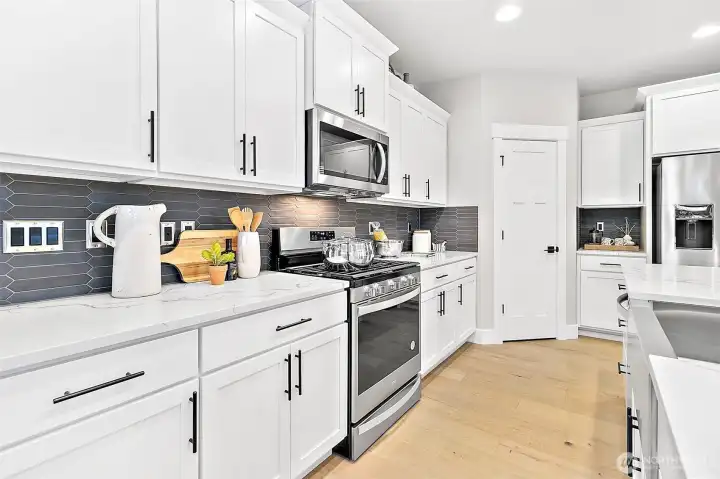 Photos of a 2703 Model Home at another community. Details will vary