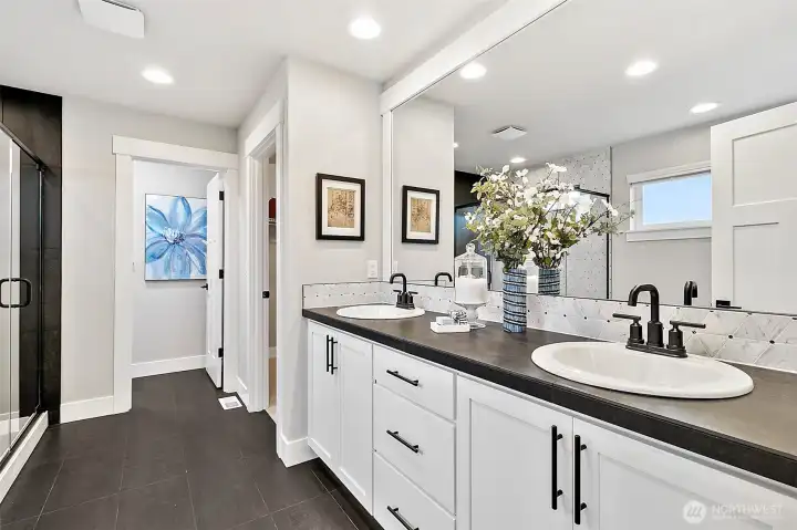 Photos of a 2703 Model Home at another community. Details will vary