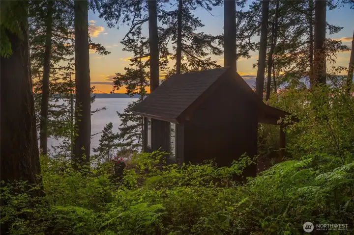 This bluff cabin is an ideal flex space to suit a number of purposes: dedicated home office, art studio or creative space.  Amazing amenity to the property.