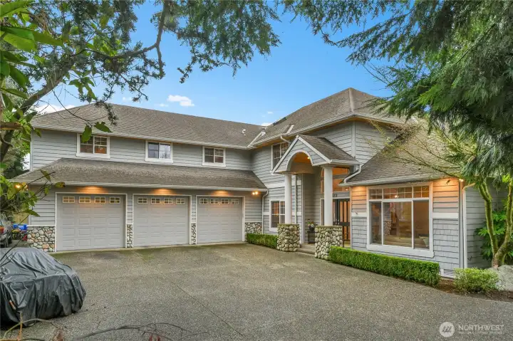 Welcome to Lake Stevens! Three car oversized garage and lots of driveway parking!