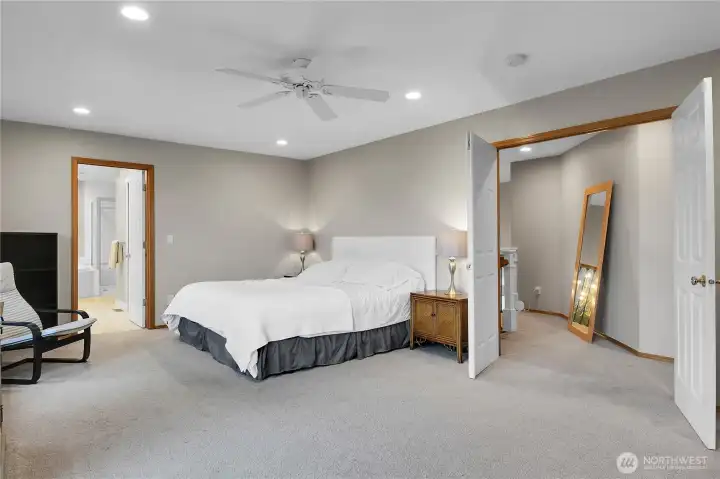 Spacious primary suite with 5-piece en-suite bathroom and walk in closet