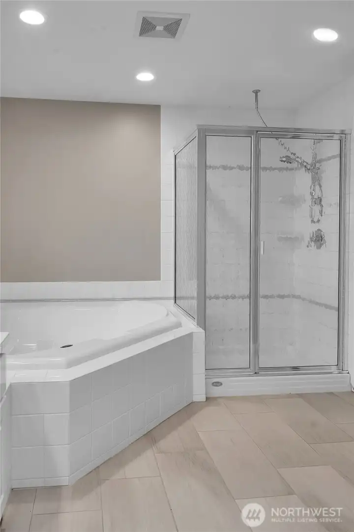 5-piece en-suite bathroom and walk in closet