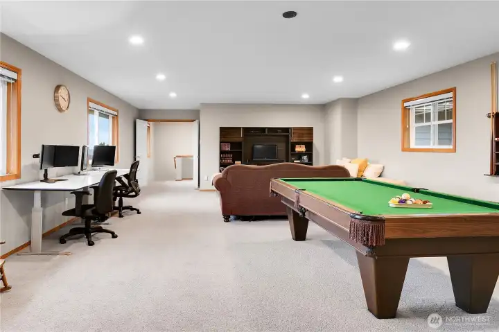 Huge bonus room with two additional rooms off the back