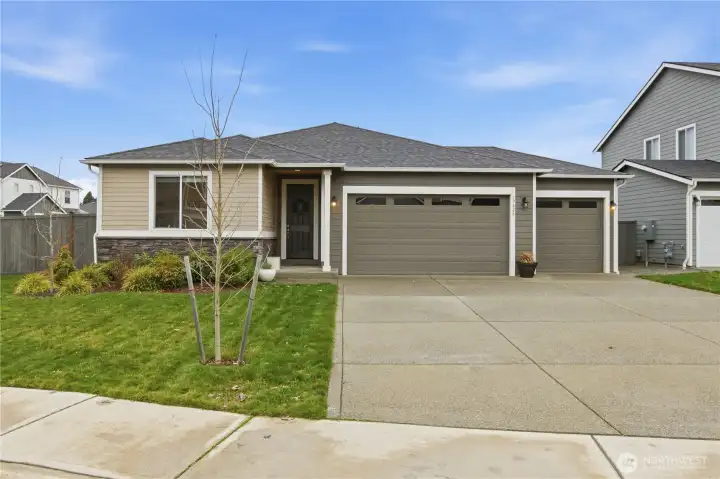 Beautiful 4 bedroom home in the Sunrise Community! 3 car garage & lots of parking!