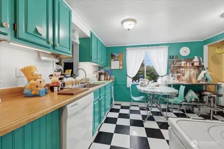 Large kitchen with lots of cupboards