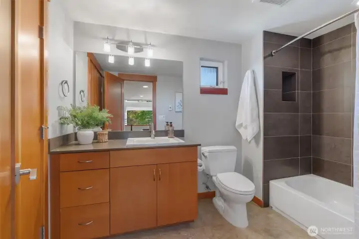Spacious primary bedroom en suite bathroom w/ large closet.