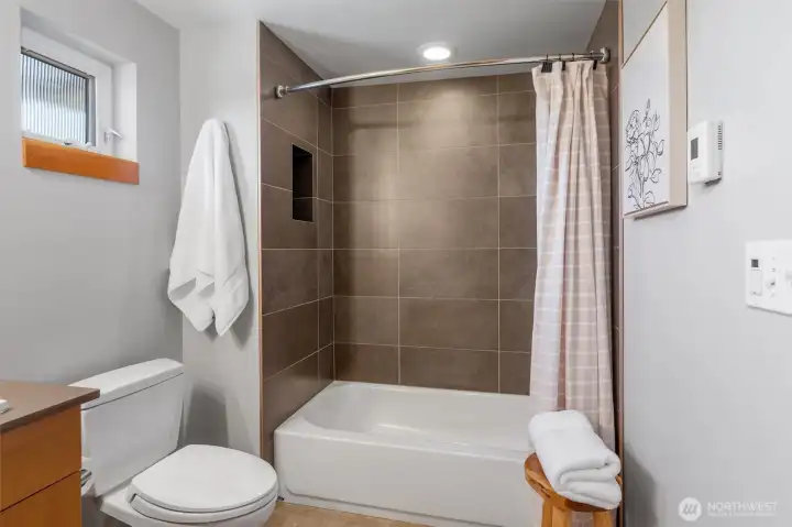 Spacious primary bedroom en suite bathroom w/large closet.