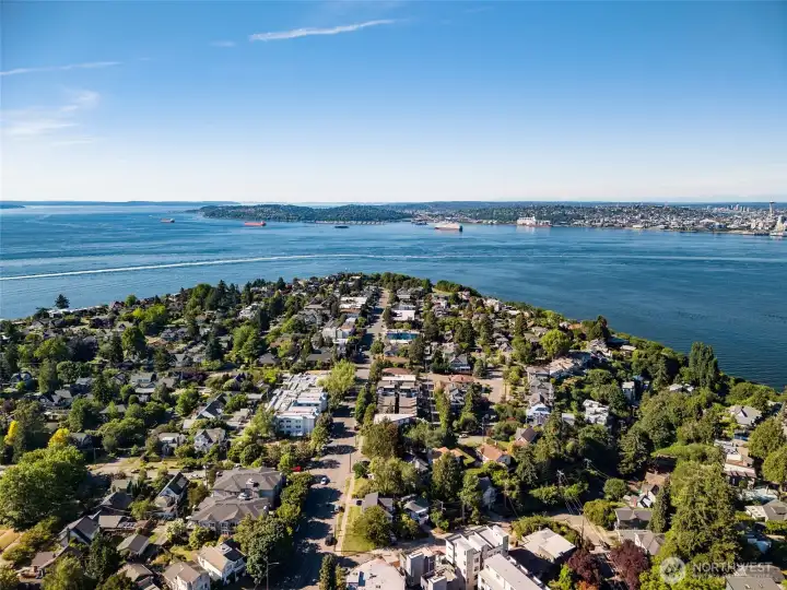Fantastic North Admiral location close to shops, dining, cafes, Met Market and Alki Beach.