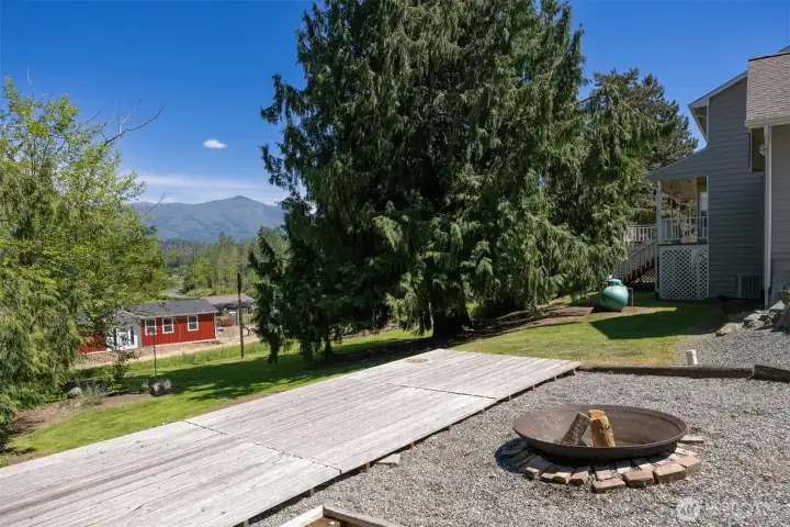 Gorgeous outdoor area and firepit