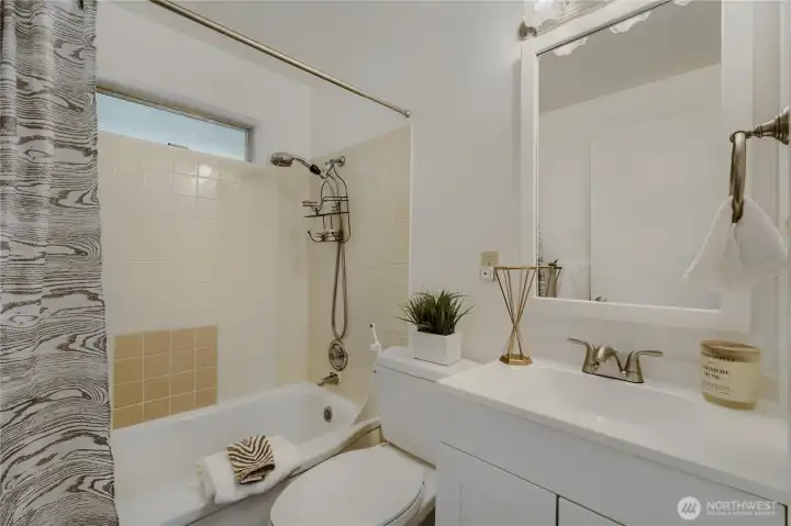 Nice and bright bathroom, new vanity Nice and bright bathroom, new vanity