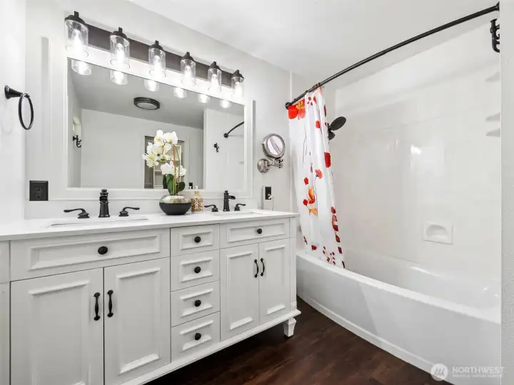 Other side of the primary bath showing the tub/shower combination.