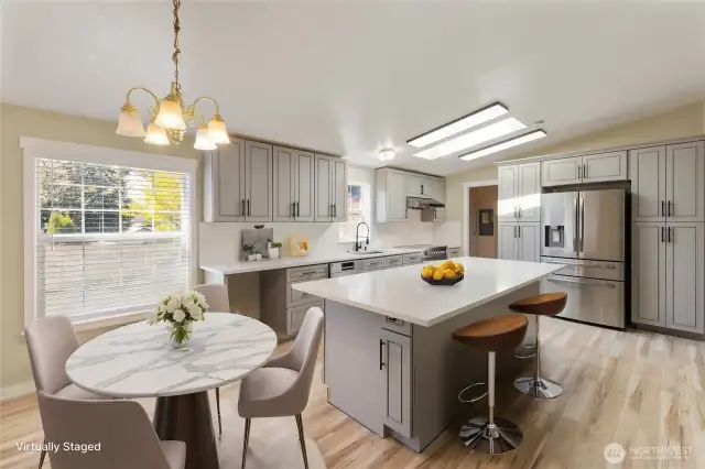 Beautiful New Kitchen w/Dining Area